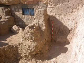 Fragmentos cerámicos con decoraciones pintadas y modeladas hallados en las inmediaciones de la tumba de Hery (TT 12)
