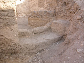 Los patios de las tumbas de Djehuty y Baki