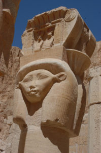 Capitel con forma de la diosa Hathor, con rasgos de vaca