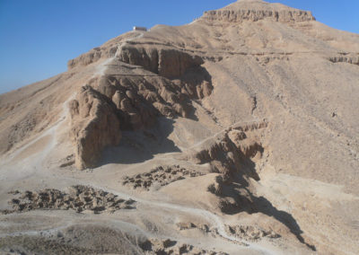 Casas levantadas en lo alto de la montaña por los artesanos encargados de construir y decorar las tumbas del Valle de los Reyes