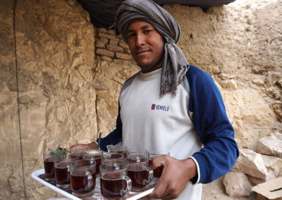 Hisham, chico para todo, reparte el té a primera hora de la mañana.