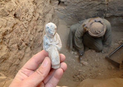 Ibrahim excava en el interior de la tumba reutilizada en época romana.