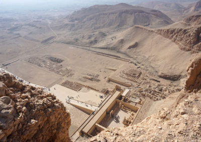 Vista de los templos de Deir el-Bahari desde el farallón.