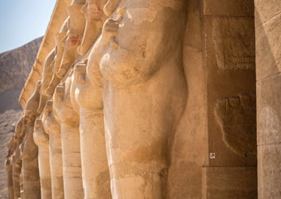 Detalle de una de las terrazas del templo de Hatshepsut en Deir el-Bahari.