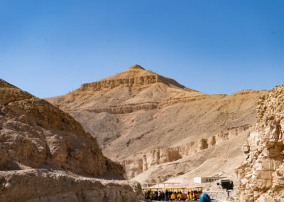 Vista del Valle de los Reyes con el pico de El- Qurn al fondo.