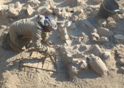 Ibrahim excava en el Sector 10 Sur lo que parece ser el resultado del saqueo de una tumba.