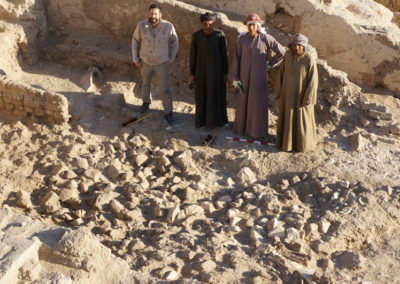 David y sus tres mosqueteros, Ibrahim, Saabut y Gamal, posan detrás del derrumbe de adobes de Tutuya.