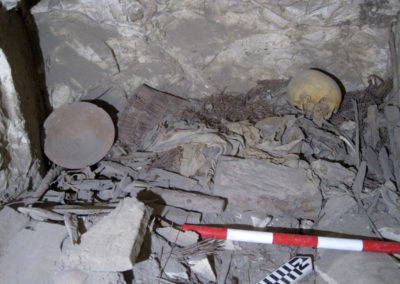 Una de las cámaras sepulcrales en el pozo que excava José Miguel.