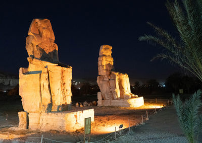 Llegada a la necrópolis tebana a las tres de la mañana, con los colosos de Memnon todavía iluminados.