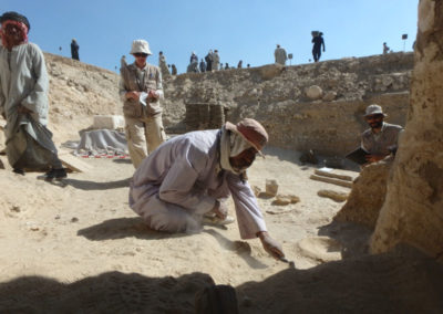 Gamal excava entre el jardín y la entrada a la tumba de la dinastía XII que excava Carlos.