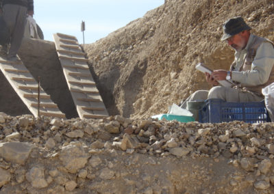 José Miguel tomando notas en su área de excavación.