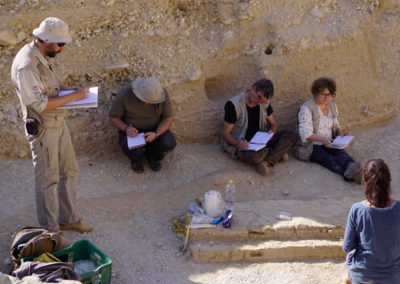 David, Sebas, Sergio, Teresa y Sole realizan el estudio geológico del área circundante al jardín.