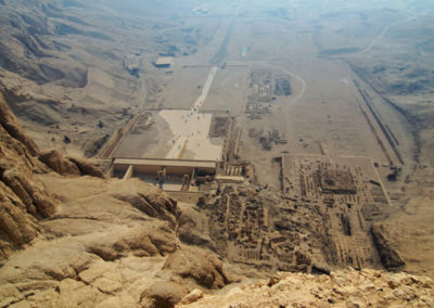 Vista del valle de Deir el-Bahari desde arriba de la montaña.