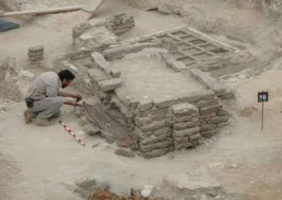 David excava una estera junto a uno de los pozos de la dinastía XVII.