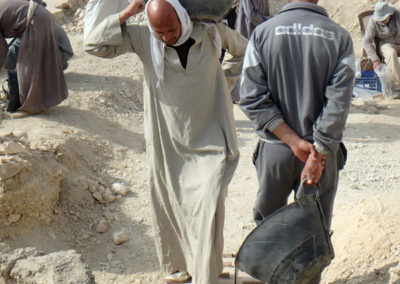 El acceso a las zonas de excavación se complica para los trabajadores que acarrean espuertas.