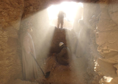 Excavación en el interior de la tumba supervisada por Carlos.