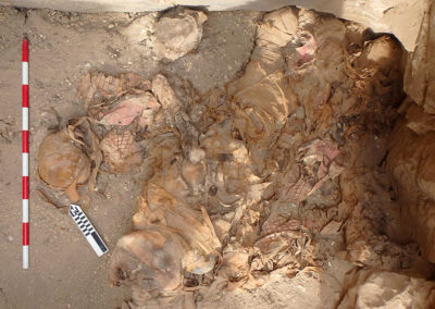 Momias humanas amontonadas por los saqueadores.