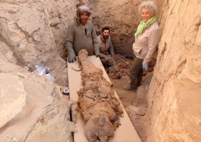 Una de las cinco momias es “evacuada” y transportada hacia el estudio de radiografía.