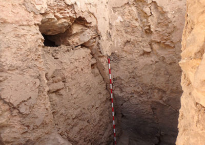 Vista de parte del a sala transversal de la tumba que excava David con Ibrahim.