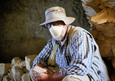 La excavación del interior de la tumba levanta mucho polvo y se hace necesario llevar mascarilla.