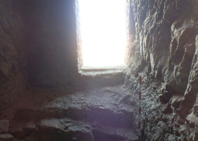 nterior de la tumba de Djehutynefer, con un par de escalones que descienden al interior.