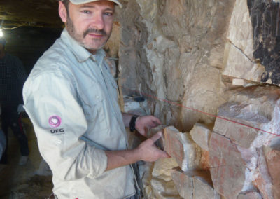 Miguel Ángel recolocando fragmentos en la pared derecha de la tumba de Hery.