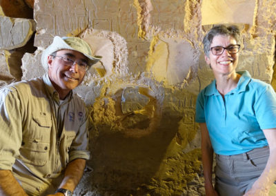Diana y el mudir posan contentos con la réplica del fragmento ya colocado en su sitio en la pared.