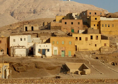 Casas de Qurnet Mirrai, frente al Marsam.