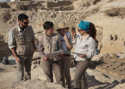 Arqueólogos y ceramistas discuten sobre las relaciones estratigráficas del patio.
