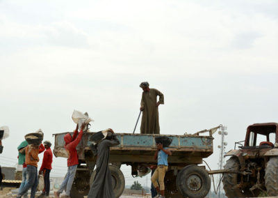 El tractor es el punto de destino de los canasteros que vienen de la excavación en niveles de revuelto moderno.