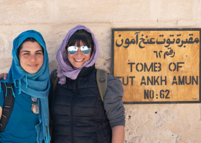 Laura y Carmen felices a punto de entrar a la tumba de Tutankhamun.