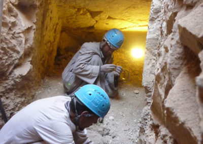 Yasín y Ahmed excavan en el pozo del mudir.