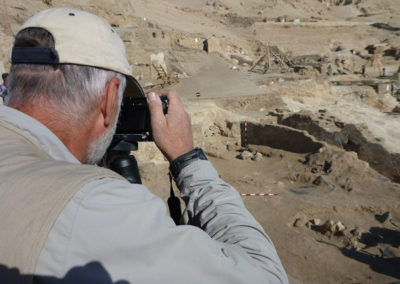 Pito toma fotografías del nivel de suelo doméstico de época Ptolemaica a la entrada de una tumba .