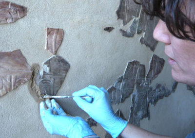 Maite incorpora a la pared el fragmento que descubrimos incrustado en el suelo.