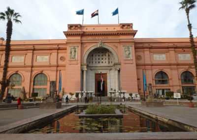Entrada al Museo de El Cairo al atardecer.