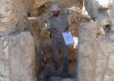 David trata de documentar las distintas fases de reutilización de la tumba a su cargo.