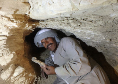 El rais Alí posa con el shabti de madera hallado en el interior del nicho.