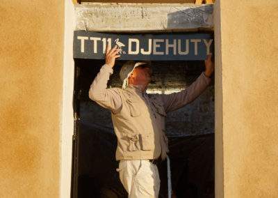 Joan prueba el nuevo cartel de la tumba de Djehuty.