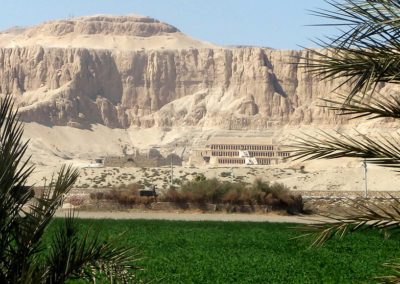 Vista de Deir el-Bahari desde el campo.