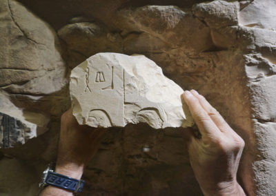 Fragmento de la “Apertura de la Boca” de la tumba de Djehuty, hallado en el pozo que excava David.
