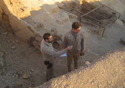 David y Kristian comentan la estratigrafía de un corte del Sector 10 Sur.