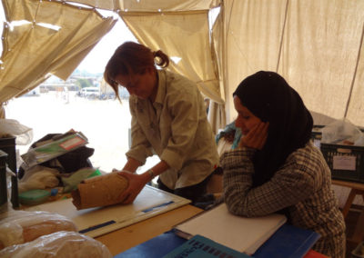 Elena trabaja con la cerámica ante la atenta mirada de Saahra, que está en prácticas con nosotros.