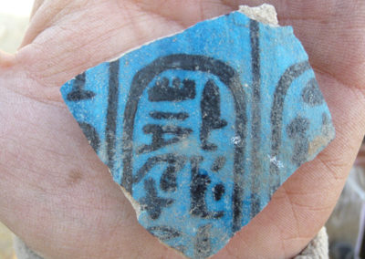 Fragmento de fayenza con el cartucho del rey Osorkon III.