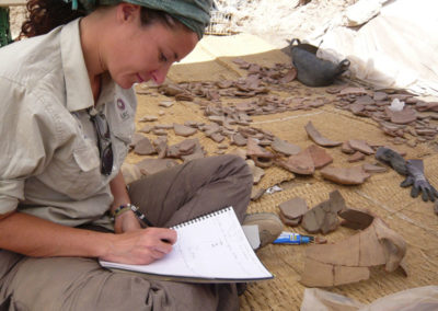 Zulema revisa cerámica junto a la jaima.