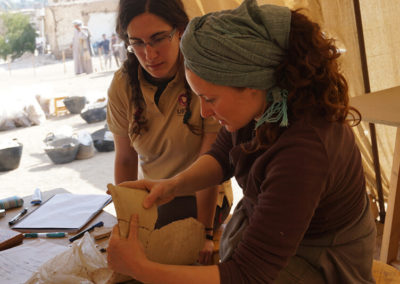 Zulema le enseña cómo trabajar con la cerámica a María.
