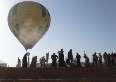 Uno de los globos que ha despegado hoy casi se lleva volando a los trabajadores de David y José Miguel.