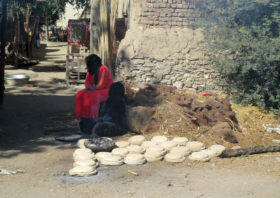 Haciendo pan en la aldea junto al hotel.