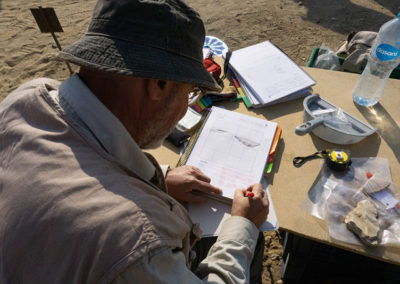 José Miguel toma notas del progreso de la excavación en sus cuadrículas.