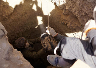 Ibrahim excava el pozo bajo la supervisión de Carlos.