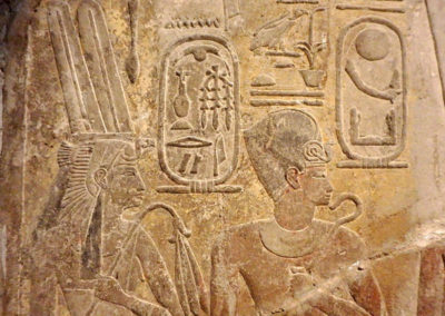 Detalle de una estela mostrando al dios Amón seguido de Amenhotep I y de Ahmes-Nefertari divinazos.